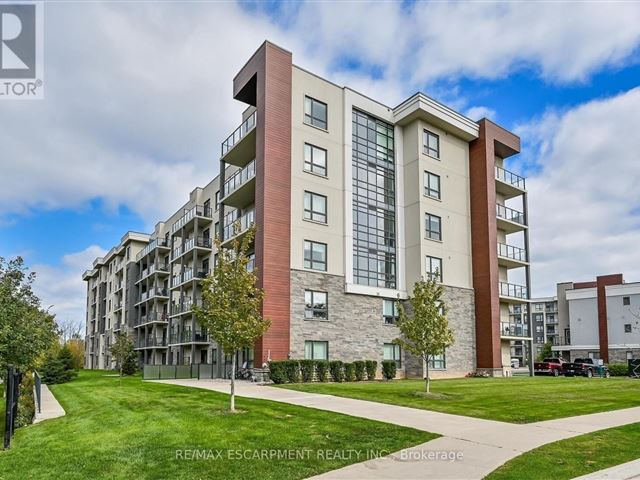 Sapphire Condos - 114 101 Shoreview Place - photo 3