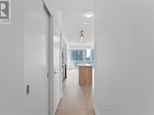 Boutique 2 - 1103 126 Simcoe Street - photo 2