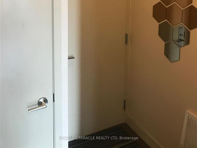 Boutique 2 - 3302 126 Simcoe Street - photo 2