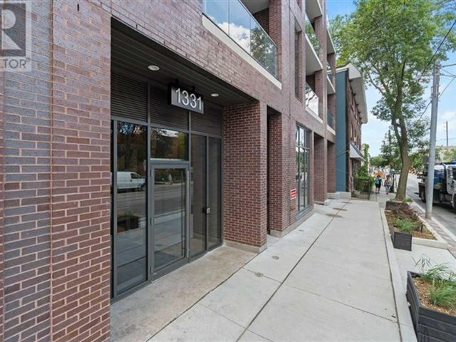 George Condos & Towns - 303 1331 Queen Street East - photo 2