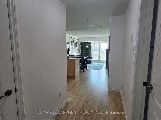 Chateau Royale - 1505 135 James Street South - photo 2