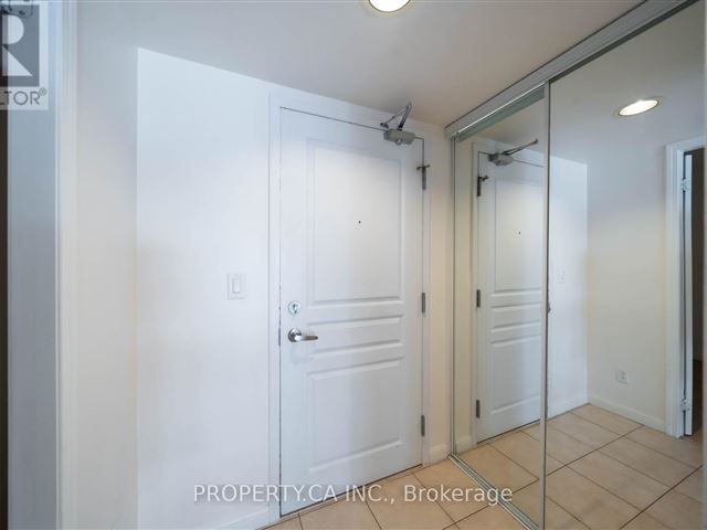 University Plaza - 1413 140 Simcoe Street - photo 3