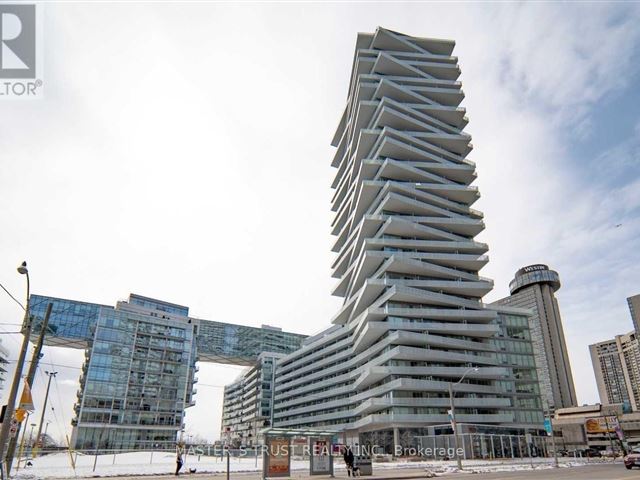 Pier 27 The Tower On The Lake - 221 25 Queens Quay East - photo 1