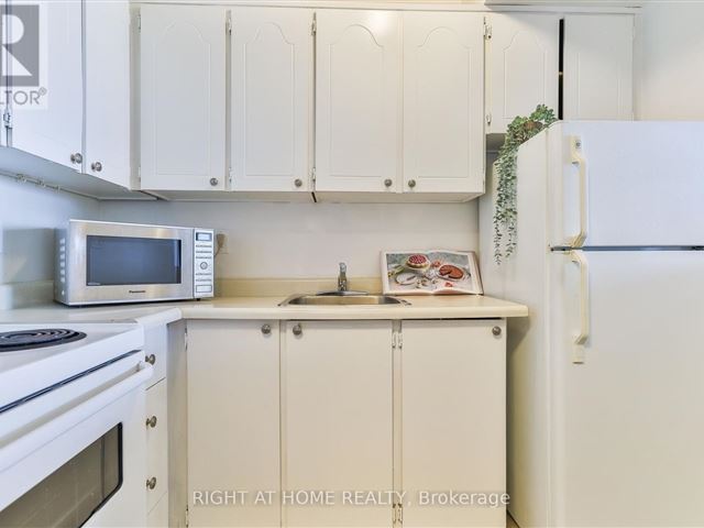 150 Charlton Condos - 1603 150 Charlton Avenue East - photo 2