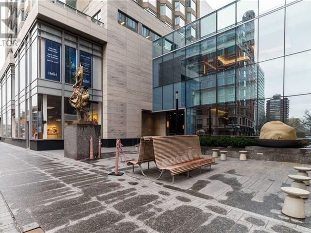 Residences of Yorkville Plaza - 2016 155 Yorkville Avenue - photo 2