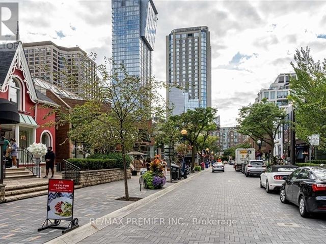 Residences of Yorkville Plaza - 807 155 Yorkville Avenue - photo 2