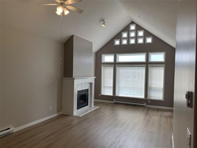 15558 16a AVE - 402 15558 16a Avenue - photo 1