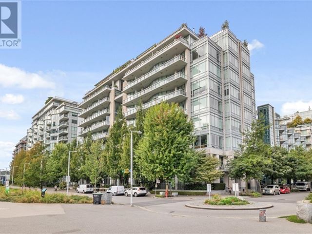 Kayak - Village On False Creek - 805 1633 Ontario Street - photo 1