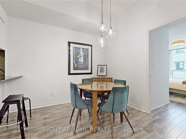 Qwest - 803 168 Simcoe Street - photo 2