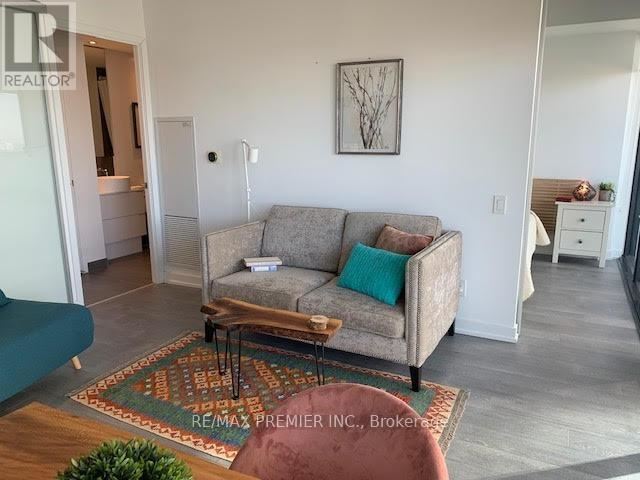 155 Redpath - 3002 185 Roehampton Avenue - photo 2