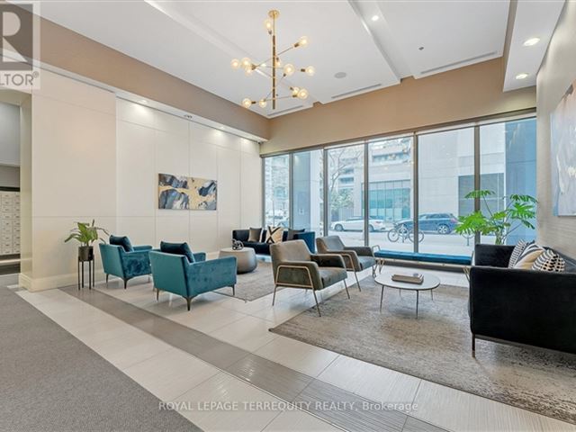 Infinity 3 - 1212 19 Grand Trunk Crescent - photo 3