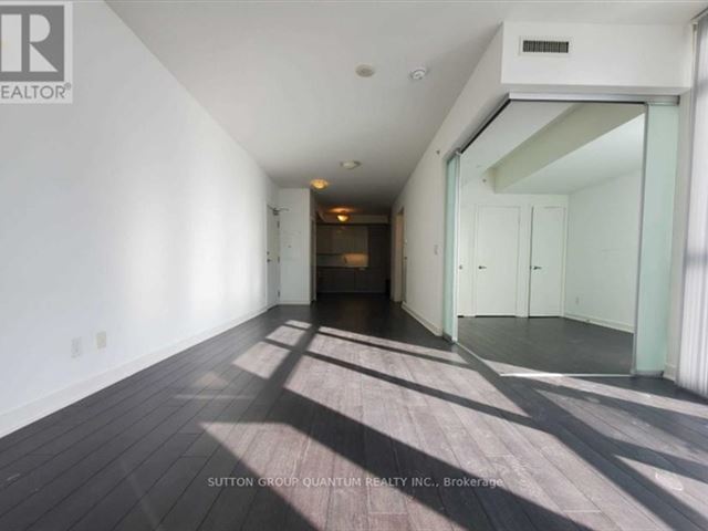 No 210 Residences on Simcoe - 1014 210 Simcoe Street - photo 2