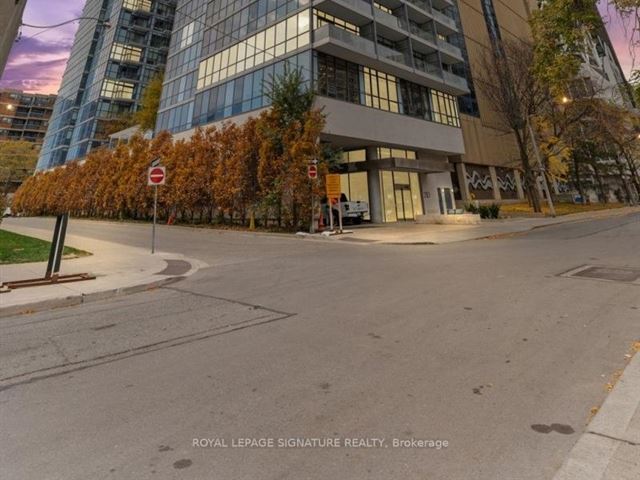 No 210 Residences on Simcoe - 907 210 Simcoe Street - photo 1