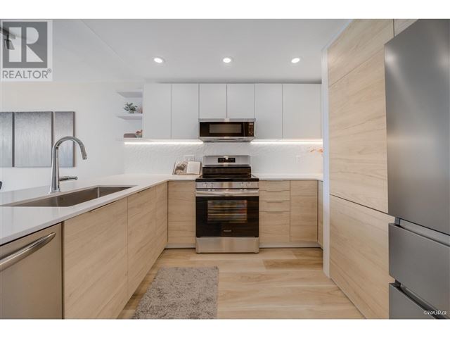 Two One Two - 402 212 Lonsdale Avenue - photo 1