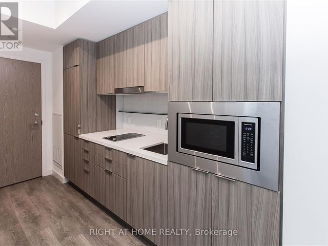 Smart House - 607 215 Queen Street West - photo 1