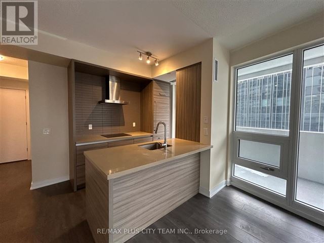 2221 Yonge Condos - 1309 2221 Yonge Street - photo 2