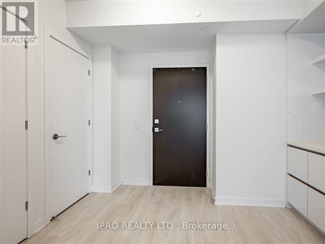 2221 Yonge Condos - 3704 2221 Yonge Street - photo 2