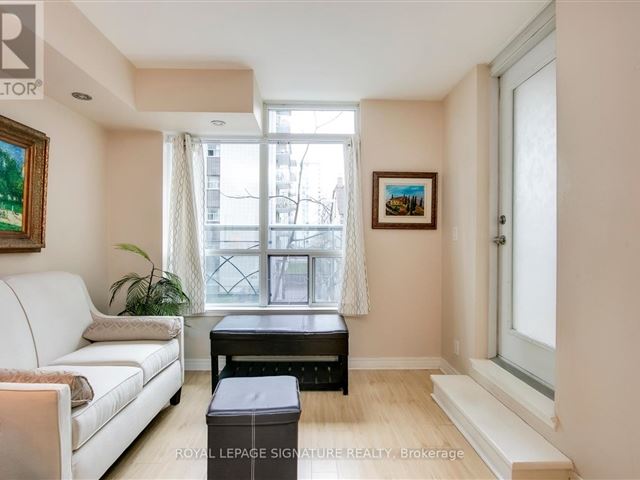 The Star of Downtown - 211 225 Wellesley Street East - photo 1