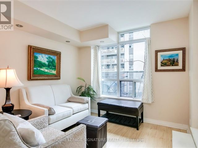 The Star of Downtown - 211 225 Wellesley Street East - photo 2