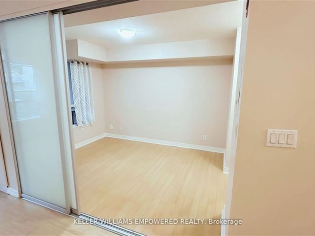 The Star of Downtown - 211 225 Wellesley Street East - photo 3