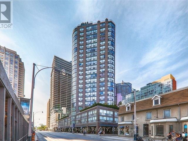 The Century Plaza - 2407 24 Wellesley Street West - photo 1