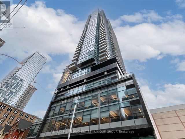 The Bond Condos - 3510 290 Adelaide Street West - photo 1