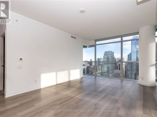 The Bond Condos - 3510 290 Adelaide Street West - photo 3