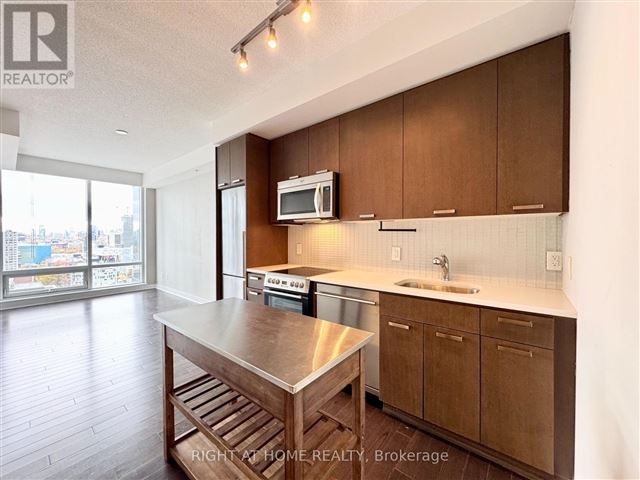 The Pinnacle on Adelaide - 2303 295 Adelaide Street West - photo 2