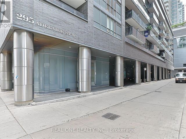 The Pinnacle on Adelaide - 4408 295 Adelaide Street West - photo 2