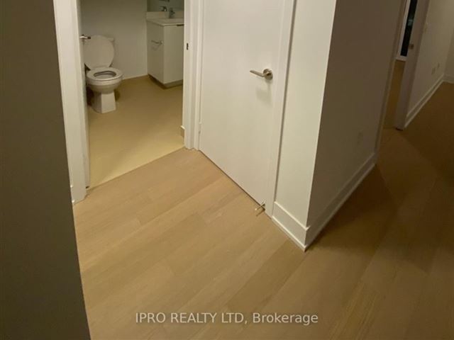 Sky Tower at Eau Du Soleil - 539 30 Shore Breeze Drive - photo 2