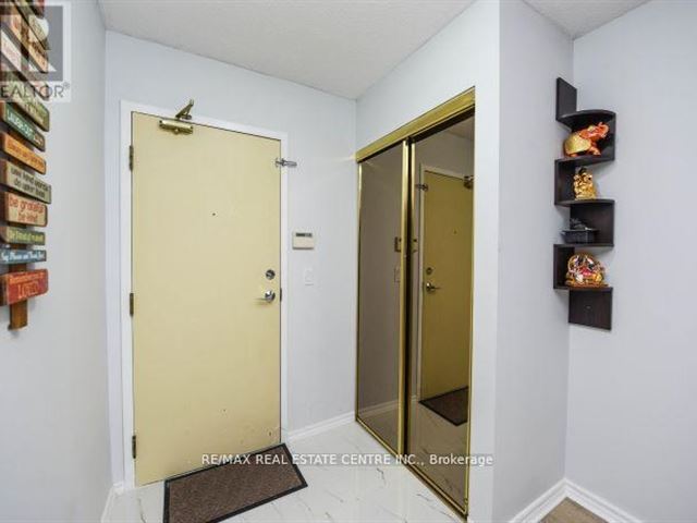 Monarchy - 610 335 Webb Drive - photo 2