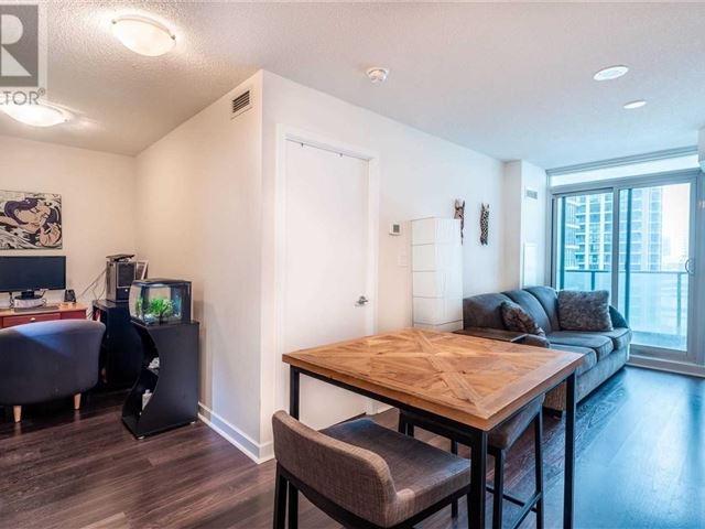 33 Bay Street, Unit 1405, Toronto — For sale @ $699,900 | CondoDork.com