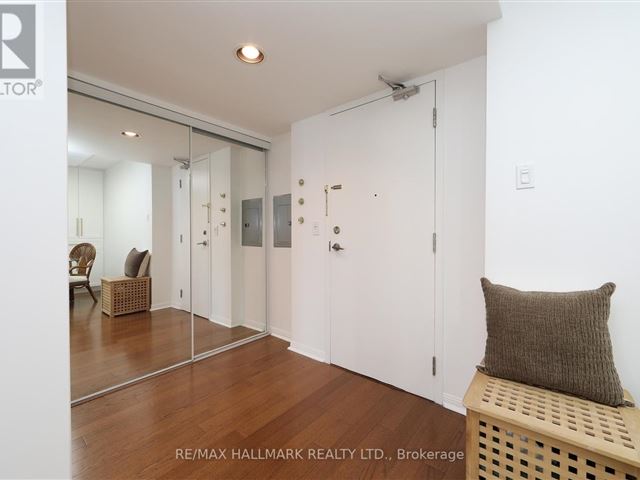 330 @ Imperial Square - 801 330 Adelaide Street East - photo 2