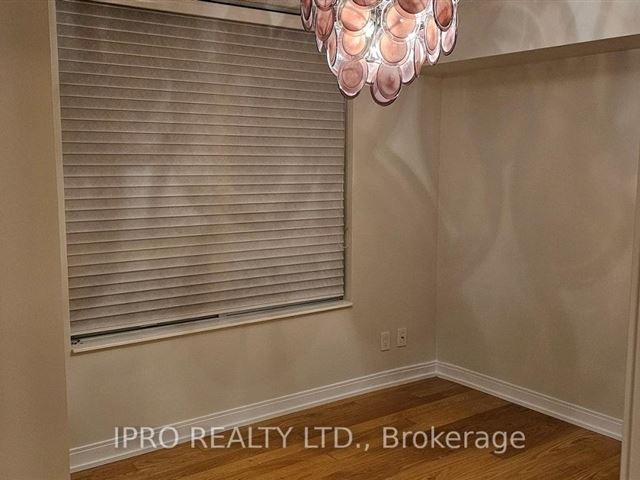 Ultra Ovation at City Centre - 604 330 Burnhamthorpe Road West - photo 1