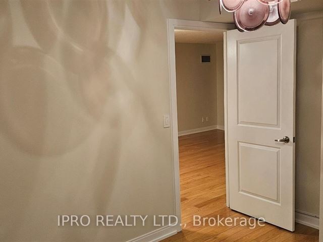 Ultra Ovation at City Centre - 604 330 Burnhamthorpe Road West - photo 2