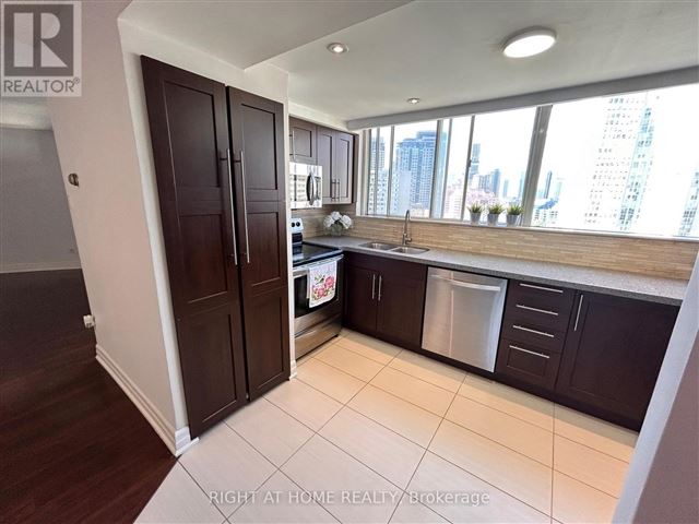 Place Royale Condo - sph09 3695 Kaneff Crescent - photo 3