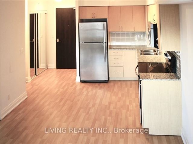 Royal Gardens Condos - 802 370 7 Highway - photo 2