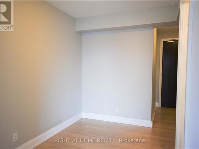 Royal Gardens Condos - 621 370 7 Highway - photo 2