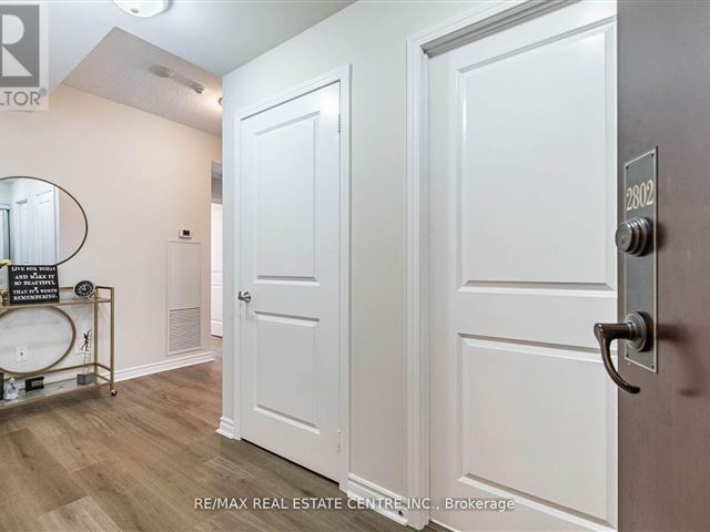 Chicago - 2802 385 Prince Of Wales Drive - photo 2