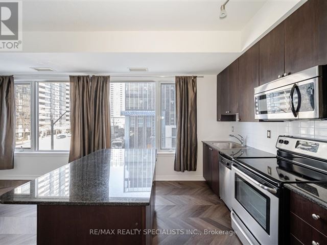 Chicago - 323 385 Prince Of Wales Drive - photo 2