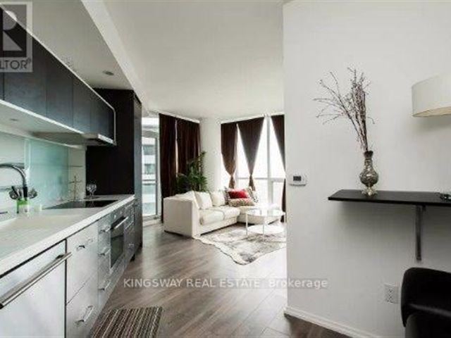 Chaz Yorkville - 4009 45 Charles Street East - photo 2