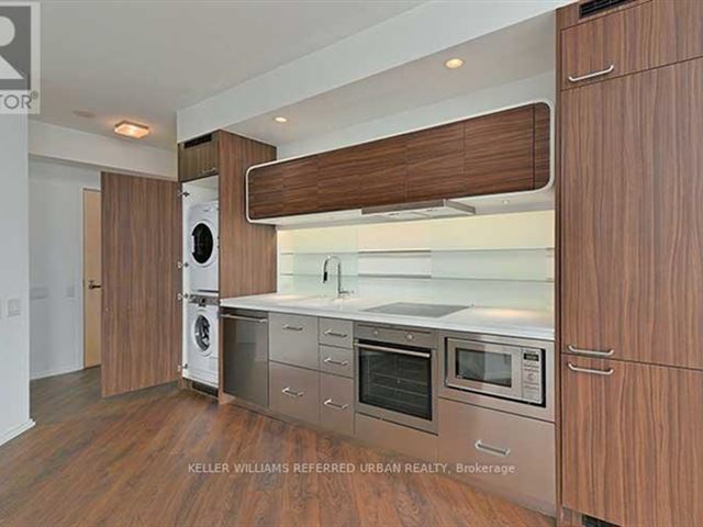 Chaz Yorkville - 3512 45 Charles Street East - photo 2