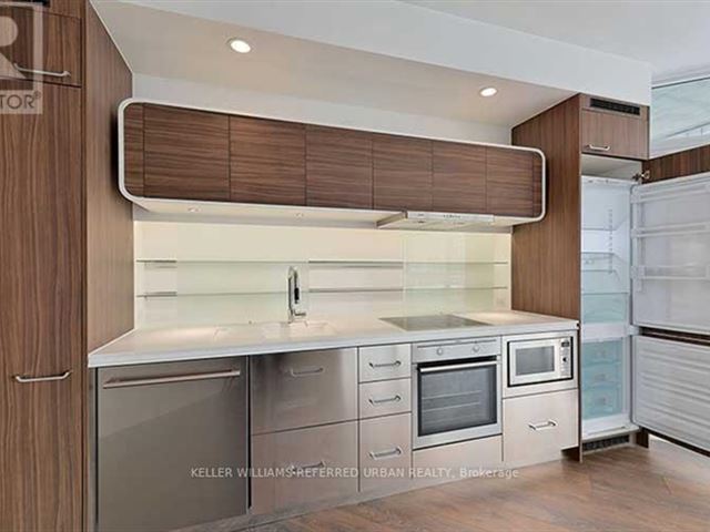 Chaz Yorkville - 3512 45 Charles Street East - photo 3