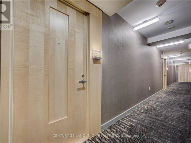 Chaz Yorkville - 3210 45 Charles Street East - photo 3