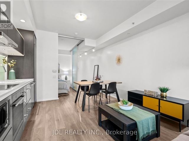 Chaz Yorkville - 3008 45 Charles Street East - photo 2