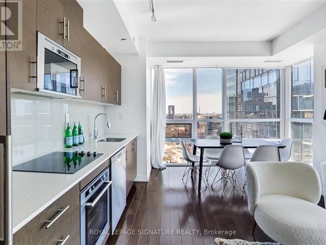 Axiom Condos - 2111 460 Adelaide Street East - photo 3