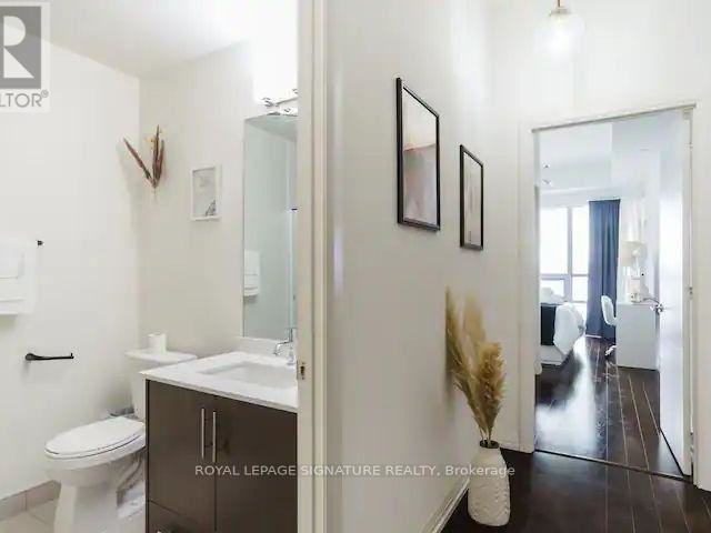 Axiom Condos - 833 460 Adelaide Street East - photo 3