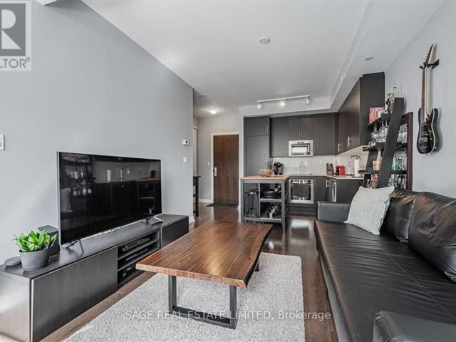 Axiom Condos - 715 460 Adelaide Street East - photo 2