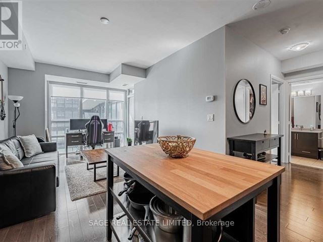 Axiom Condos - 715 460 Adelaide Street East - photo 3