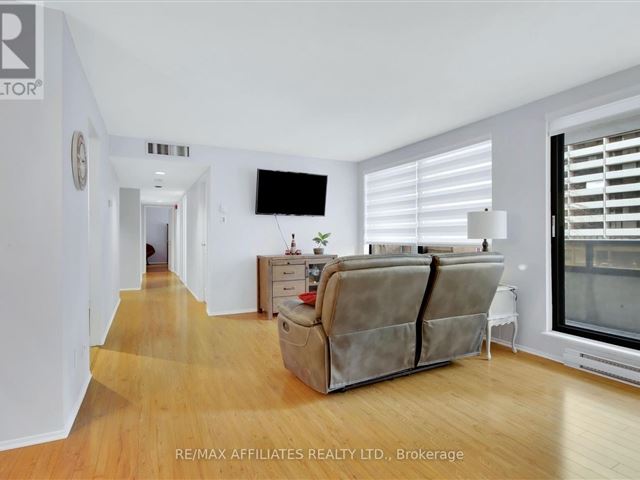 Bay Laurier Place - 302 470 Laurier Avenue West - photo 2